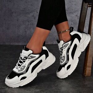 Trendy casual sneaker